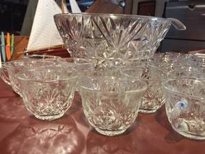 lot 425 image: Glass Punch Bowl Set