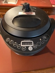 lot 277 image: Cooks Essentials 4 Quart Pressure Cooker