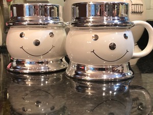 lot 28 image: Ceramic Snowman Cookie Jar & Mugs