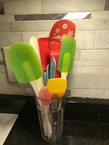 lot 27 image: Nice Variety of Kitchen Utensils