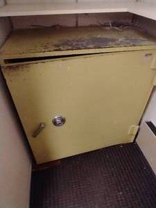 lot 1 image: TL-15 Bank Safe