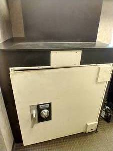 lot 2 image: Diebold Cashgard Night Deposit Safe