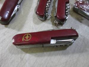 lot 18 image: (EC1) Lot of 13 Pocket Knives...