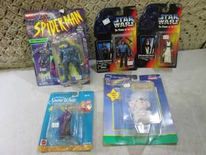 lot 40 image: (RMDR) Collectible Toy Figures Star...