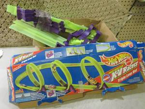 lot 47 image: (C-4) Hot Wheels Race Track and Acc...