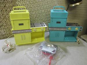 lot 52 image: (CSB) 2 Vintage Kenner Easy-Bake Ov...