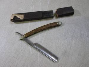 lot 142 image: (CNTR) Vintage Razor See Photos for...