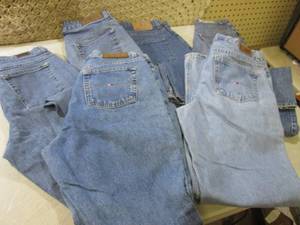 lot 207 image: (F-1) Assorted Womens Jeans 6 Pair...