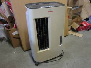 lot 214 image: (EW4) Honeywell Humidifier Powers O...