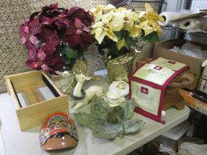 lot 215 image: (A-4T) Assorted Decor...