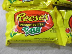 lot 231 image: (B-1) 24 Reeses Peanut Butter Eggs ...