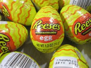 lot 242 image: (B-3) 24 Resses Peanut Butter Creme...