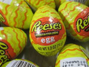 lot 245 image: (B-3) 24 Resses Peanut Butter Creme...