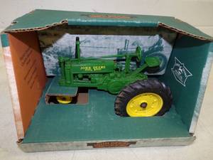 lot 16 image: Ertl John Deere B Toy Tractor 116 Scale