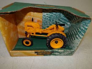 lot 17 image: Ertl John Deere LI Toy Tractor 116 Scale