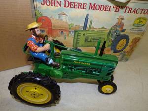 lot 18 image: Franklin Mint John Deere B Toy Tractor Tin