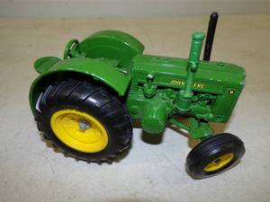lot 20 image: Ertl John Deere D Toy Tractor