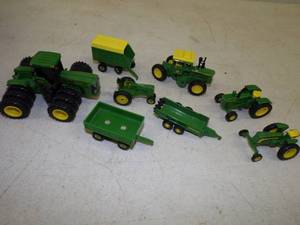 lot 21 image: Ertl John Deere Toy Tractors