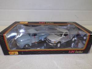 lot 23 image: Set of 2 Maisto Ford Trucks 124 Scale