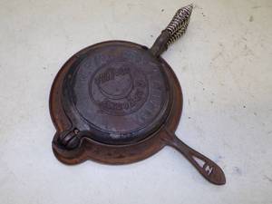 lot 11 image: Vintage Waffle Iron