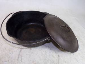 lot 4 image: Cast Iron Dutch Oven  Stew Pot #10 with lid