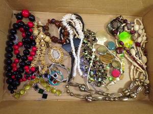 lot 103 image: Vintage Jewelry