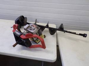 lot 113 image: Strike Master Ice Auger with 8 auger