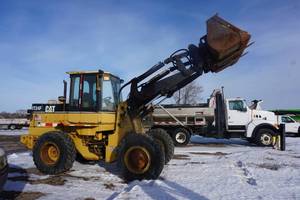 lot 1 image: 1998 Cat IT24F Articulating Wheel Loader