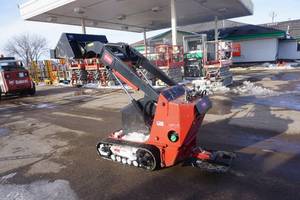 lot 5 image: Toro Dingo Model STX525 Multi Terrain Mini Tracked Skid Loader Skid Steer