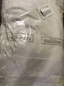 lot 35 image: Best Medium Down Queen Pillow (1), PP34-Q-WHITE, NEW