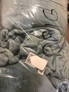 lot 96 image: Plush 4-Piece Hazy Sky Solid King Sheet Set, 50394L-K-HZYSKY, NEW