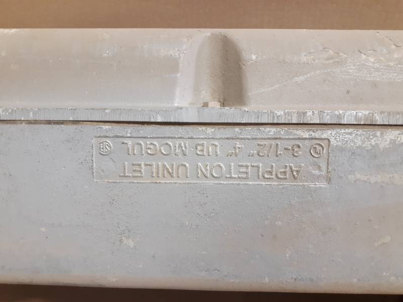 NEW Appleton Unilet 4 Malleable Conduit Body w Cover