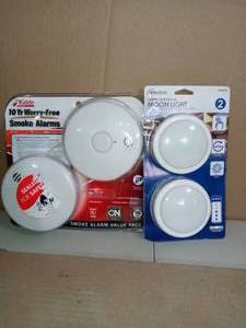 lot 16 image: 10-Year Worry Free Sealed Battery Smoke Detector & moon light - not used