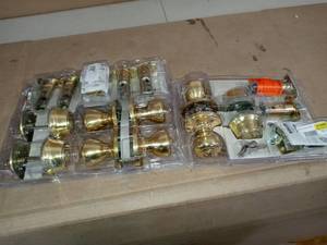 lot 39 image: Tylo Polished Brass Exterior Entry Door Knob and Single Cylinder Deadbolt Project Pack & Tylo Polished Brass Entry Door Knob and Double Cylinder Deadbolt Combo Pack