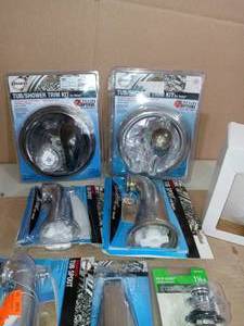 lot 60 image: Mixed lot of bathroom items