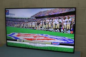 lot 17 image: Samsung 55 Class RU7100 Smart 4K UHD Television  TV  Display with Remote Control