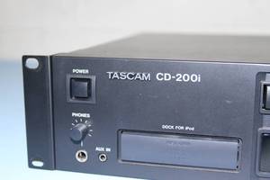 lot 33 image: Rackmount Tascam Pro Audio CD Player with Apple iPod Dock - Model CD-200i