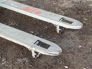 Strongway Pallet Jack