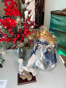 lot 20 image: Assorted Festive Winter Decor