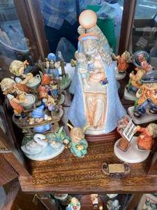 lot 21 image: Lot of Vintage Hummel Figurines