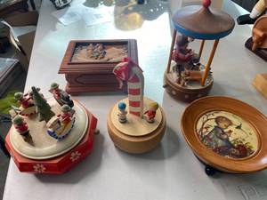lot 26 image: Five Vintage Music Boxes - REUGE, ANRI & Others