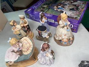 lot 31 image: Sandra Kuck Collectible Figurines & Puzzle