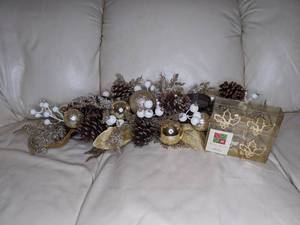 lot 514 image: NIB Holiday Napkin Rings & Festive Centerpiece