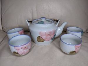 lot 519 image: Five Piece Japanese Floral Tea Set