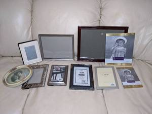 lot 535 image: Picture Frames in Neutral Tones
