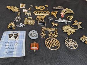 lot 111 image: Lot of Pins & Pendants - Some Vintage