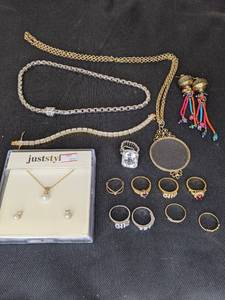 lot 114 image: Assorted Costume Jewelry