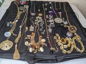 lot 117 image: Lot of Costume Jewelry Necklaces & Pendants