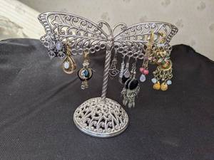 lot 119 image: Metal Butterfly Jewelry Holder w Earrings