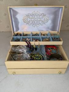 lot 125 image: Vintage Jewelry Box FILLED with Jewelry